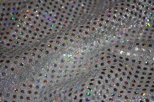 découvrez tout sur les sequins : origine, utilisations, et tendances mode pour ajouter éclat et glamour à vos créations.